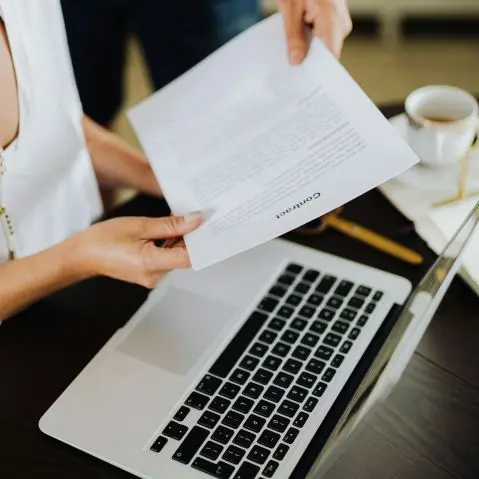 Blad naast een laptop