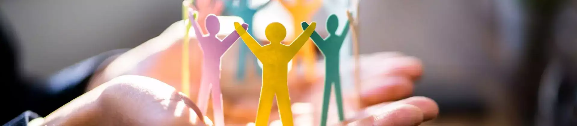 organisatiearchitect houdt figuurlijk mensen in handen