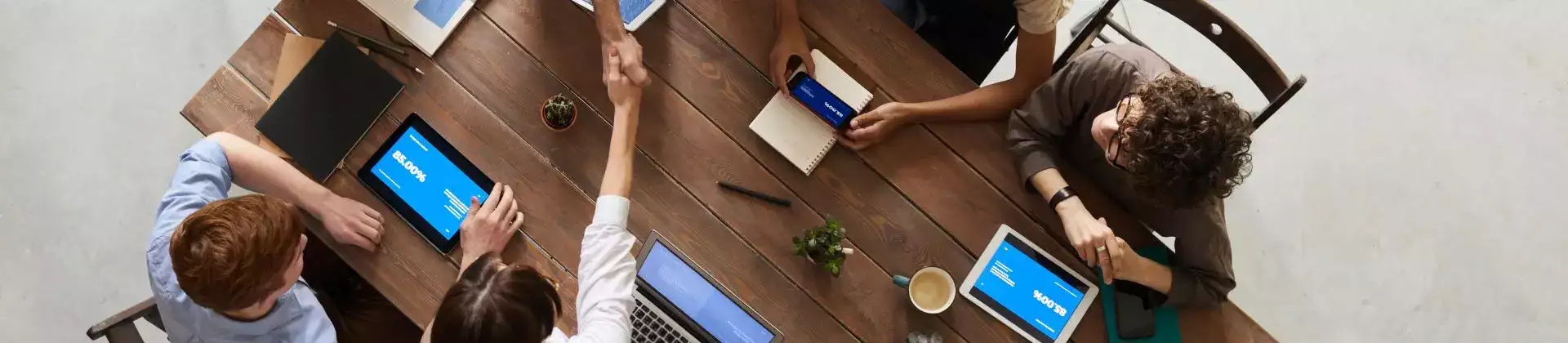 collega's aan bureau