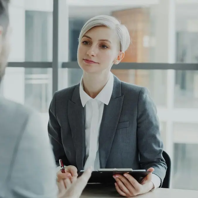 leidinggevende in gesprek met medewerker