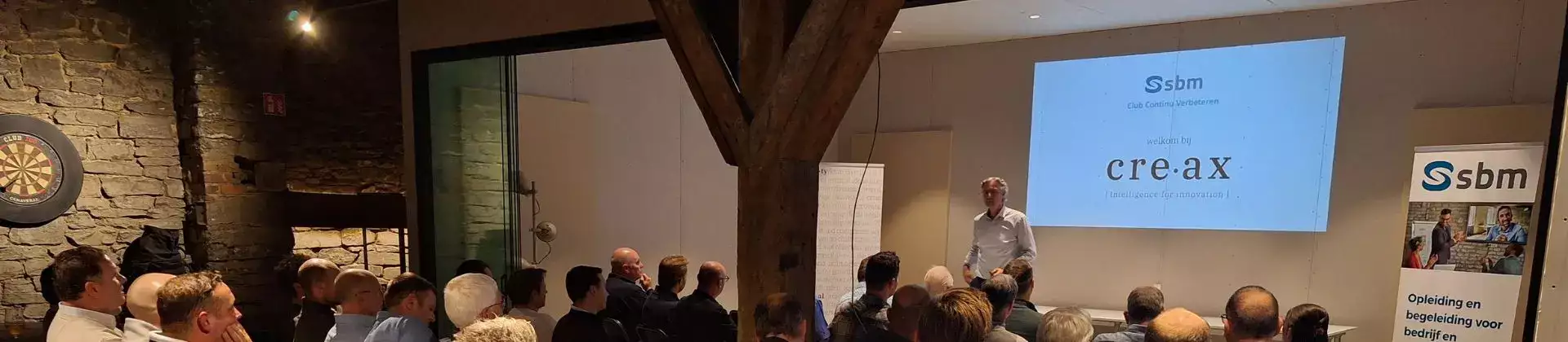 leden club productie luisteren naar uiteenzetting