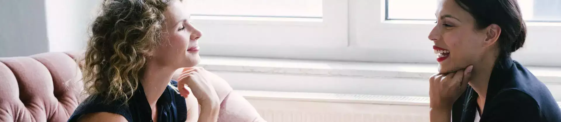 leidinggevende in gesprek met medewerker