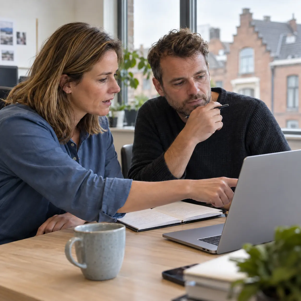 Professionals bespreken op computerscherm