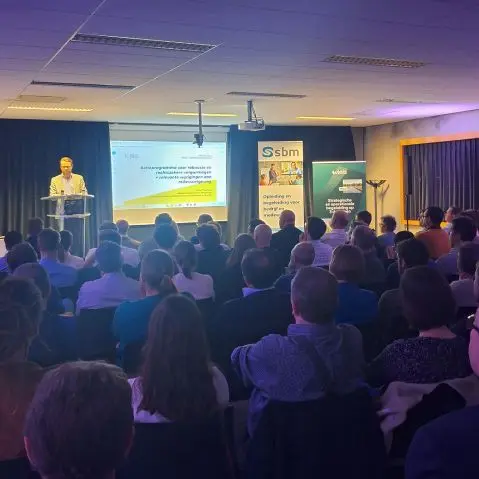 spreker Pieter Thomaes tijdens Club Milieu