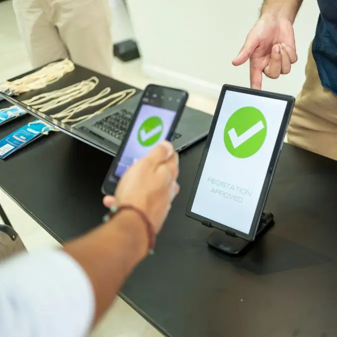 cursist-chauffeur checkt digitaal in bij een Code95 opleiding