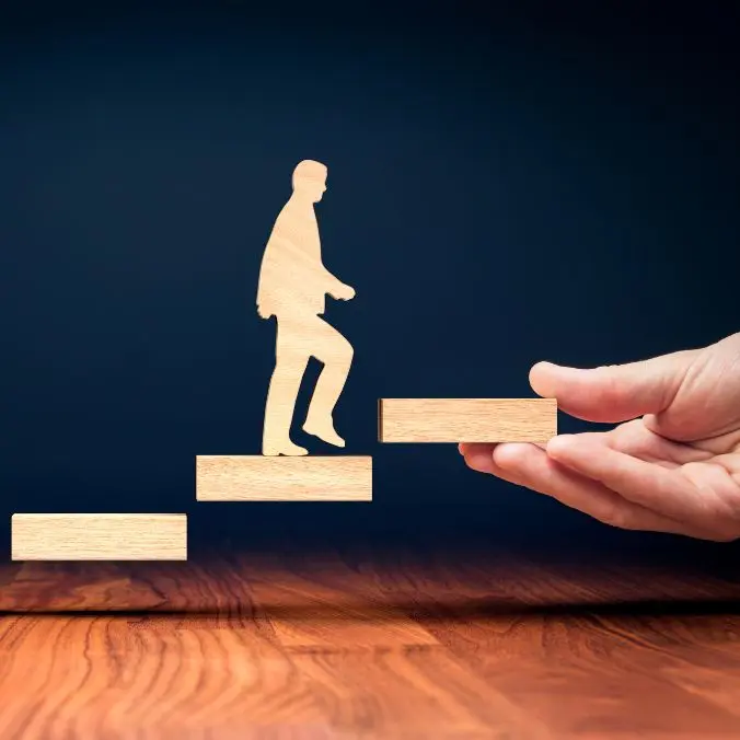 medewerker neemt stap op de carrierreladder