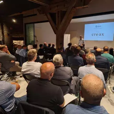 leden club productie luisteren naar uiteenzetting