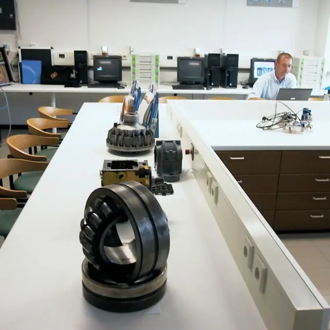 Hendrik Lefebvre in lokaal met equipment
