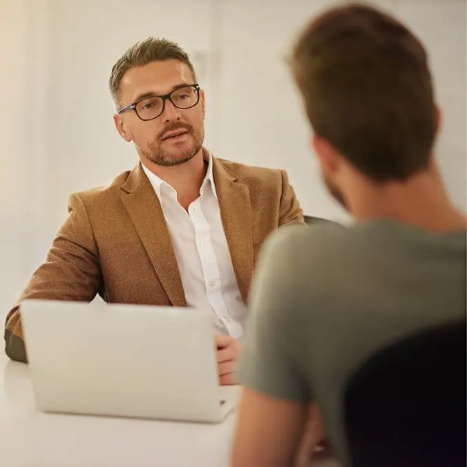 man stel open feedback vraag