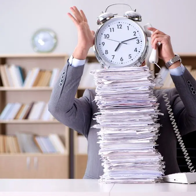 medewerker die overwerkt