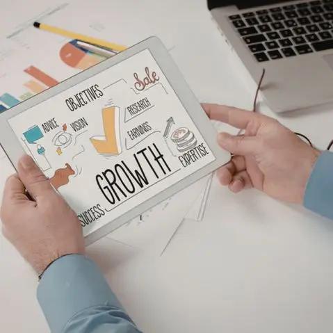 man bekijkt digitale groei op ipad