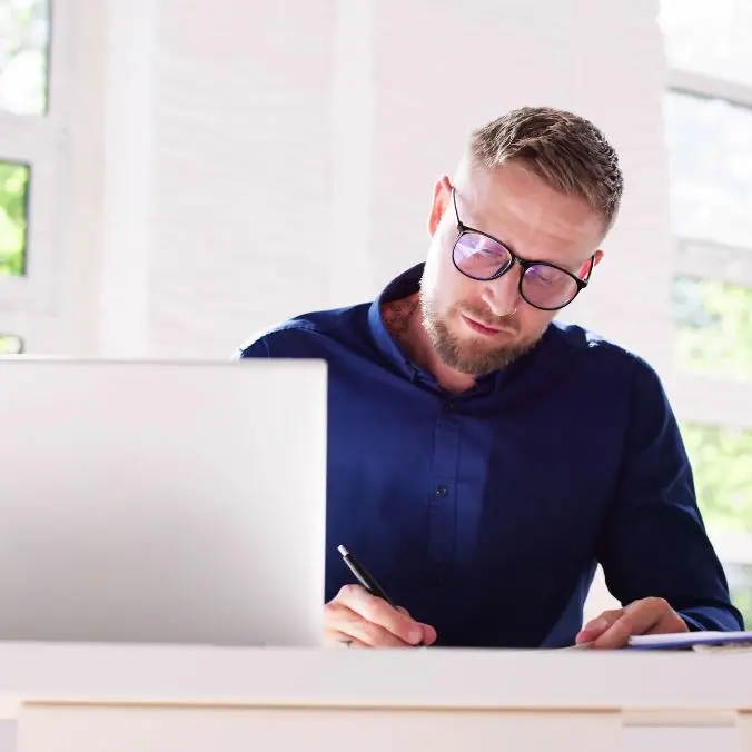 medewerker volgt taalopleiding