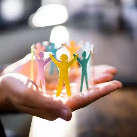 organisatiearchitect houdt figuurlijk mensen in handen