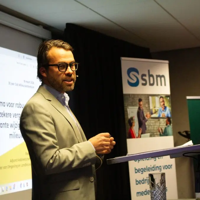 Pieter Thomaes aan het woord tijdens Club Milieu van SBM