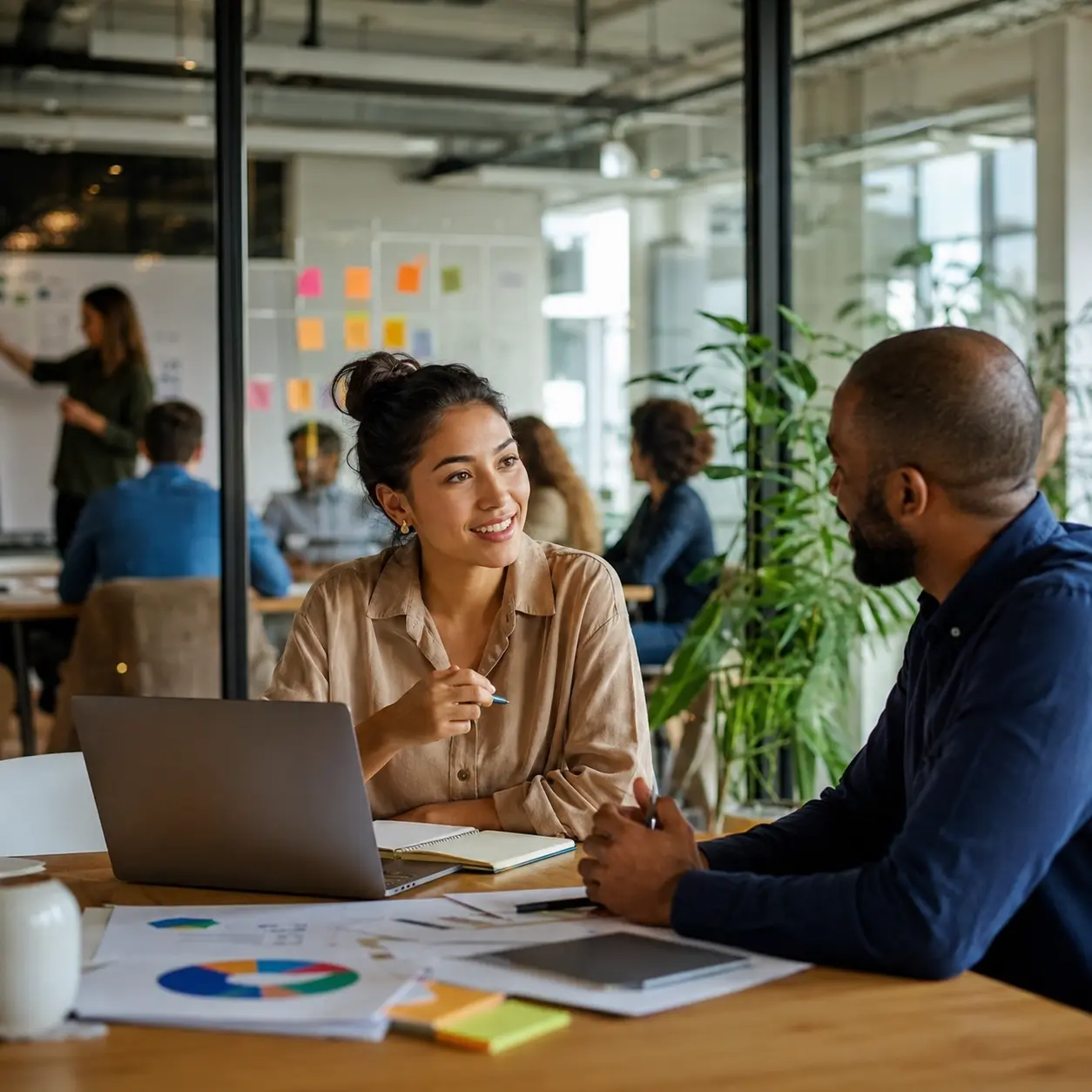Professionals praten met elkaar