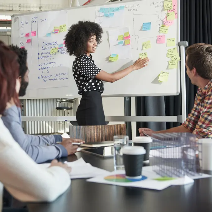 Vrouw presenteert mogelijke opleidingen die haar collega's kunnen volgen