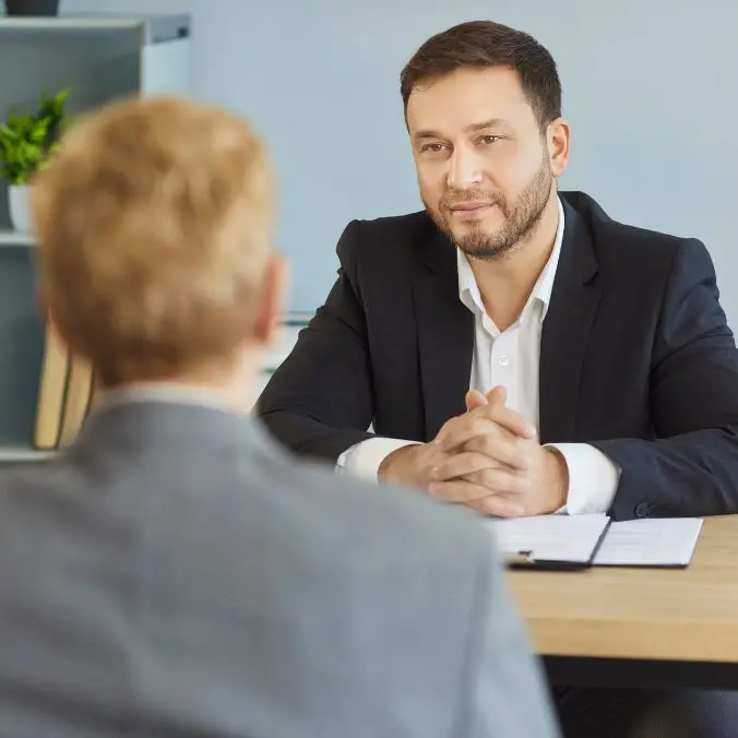 man interviewt competentiegericht in een selectiegesprek